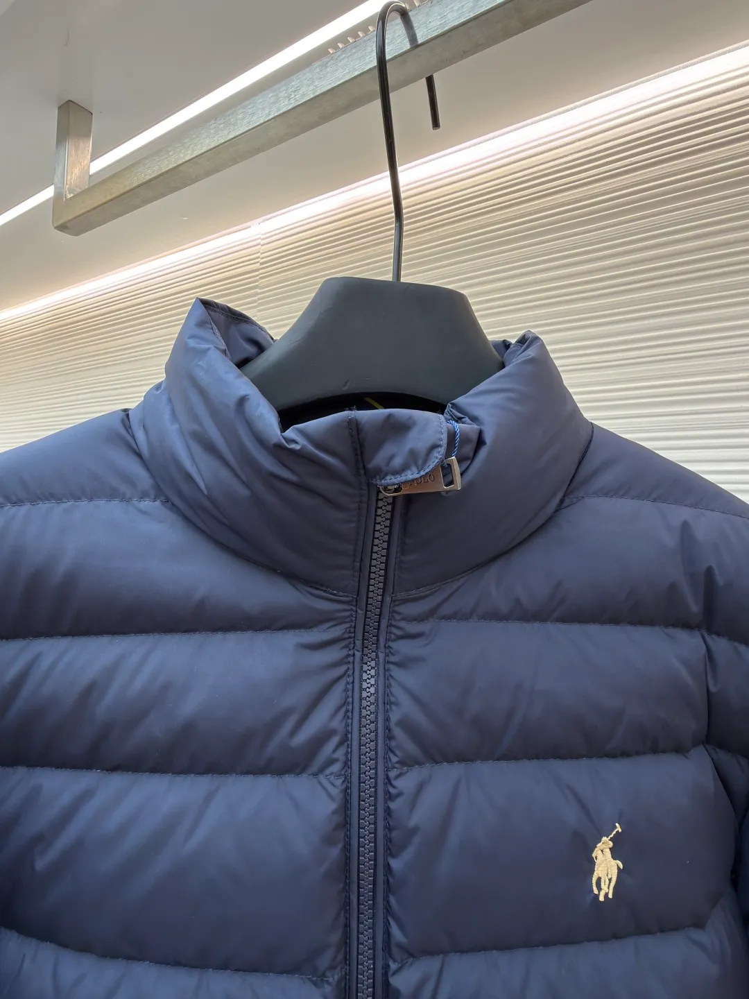 P890 Ralph Lauren embroidered rib down jacket ●Original version: Purchased and developed at 3340 ●Item number: 1682293-D15 ●Fabric: white duck down fabric ●Technology: mechanical down filling ●Color: navy blue ●Version: fitted version ●Weight: about 595 grams ●Size: S-M-L-XL ●Description: Nylon fabric has good windproof and waterproof properties and can effectively block the intrusion of wind and rain from the outside Keeps the inside dry and suitable for wearing in humid or rainy conditions. The red label on the chest is made with an imported MECLO embroidery machine. The original pattern is scanned first, and then high-quality silk thread is used to make a pattern. The density effect is adjusted by continuous pattern making. The zipper design is simple and elegant. It is easy to operate; the closing design of the cuffs and hem effectively prevents cold wind from invading, improving the warmth and comfort of wearing. It uses 90 white duck down with a weight of 260g to ensure excellent thermal insulation performance. After the velvet has been strictly screened and processed, it is not easy to drill into the velvet, ensuring durability. The overall wiring is straight and delicate, the fabric is comfortable and soft, and the color is consistent without color difference. It can be matched with the same style to create a fashionable look and control various occasions. Customized accessories, complete with three standards, same style for men and women!